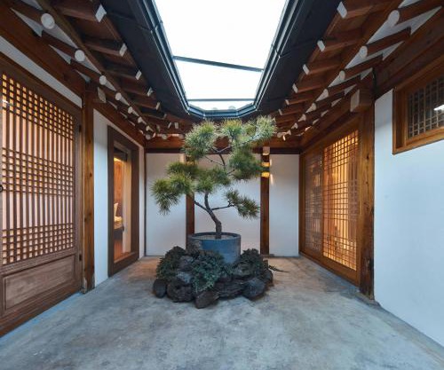 Lurury Hanok Stay Reflection