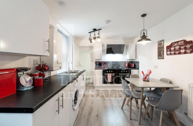 Lush Apartment 5 Bedroom House - WBR