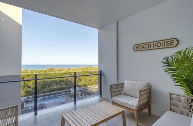 Lush Beachfront Living with Parking, Pool and BBQ
