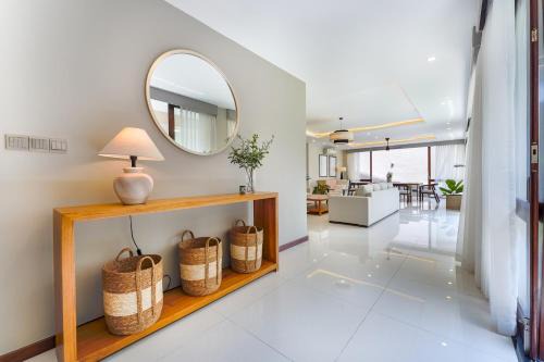 Lush Royale Villa Kotte with Pool & Gym