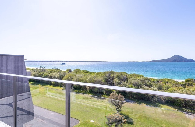 Luskin Lodge, 11/29 Weatherly Close - stunning water views