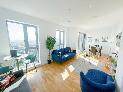 Lux 3-Bedroom Penthouse in Battersea with 3 Private Balconies near Clapham , Nine Elms