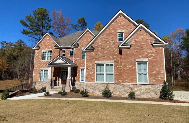 Lux 3500 sq ft shared common area with 3-bedroom with smartkey deadbolt; desk
