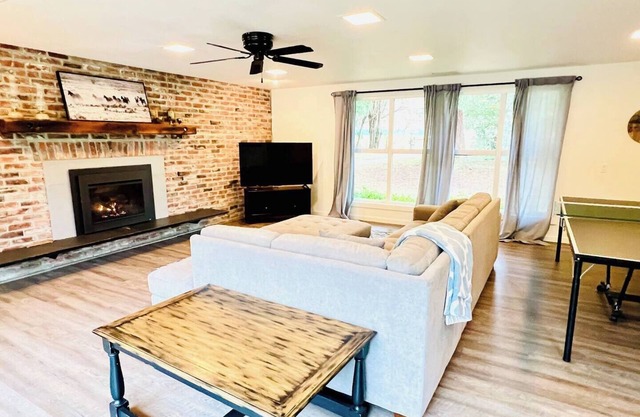 Lux 3BR Home + Game Room - Wooded Escape Near Downtown Redmond