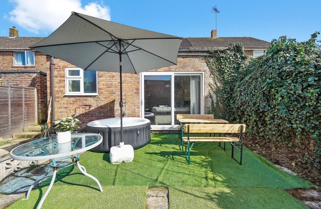 Lux 4 Bed House | Drive Parking | Hot Tub
