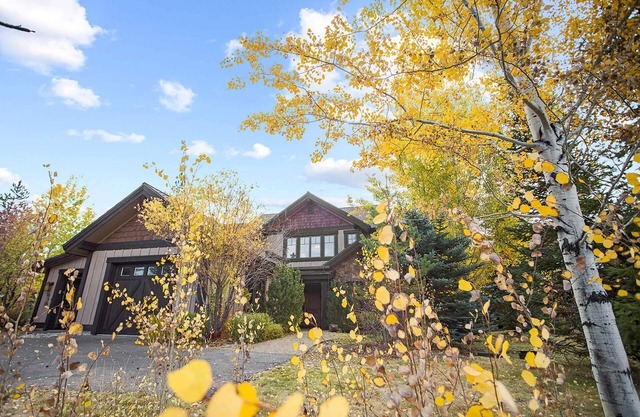 Lux 4 Season Spacious Retreat! River Lodge w/HotTub, Sauna, & Gym! High End Furnishings Throughout!