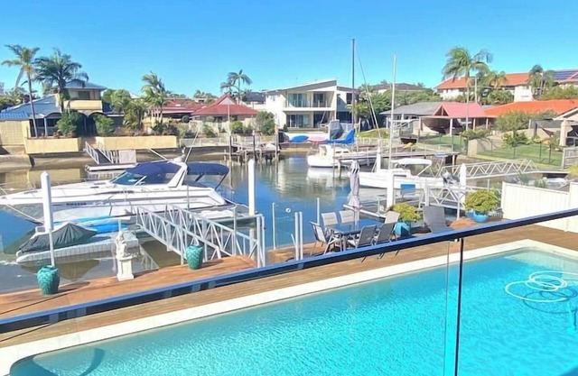 Lux Beds CANAL FRONT Jetty Canoes & 13M Pool