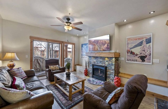 Lux condo: 5-10 min from Ski, Golf, Olympic Park, Restaurants, Shopping