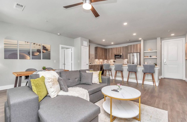 Lux & Cozy 2 Bedroom Suite - Resort Pool, Fitness Room & WiFi - Houston