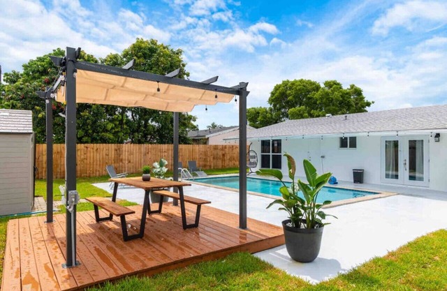 Lux Hollywood Oasis w/Pvt Heated Pool, Patio & BBQ