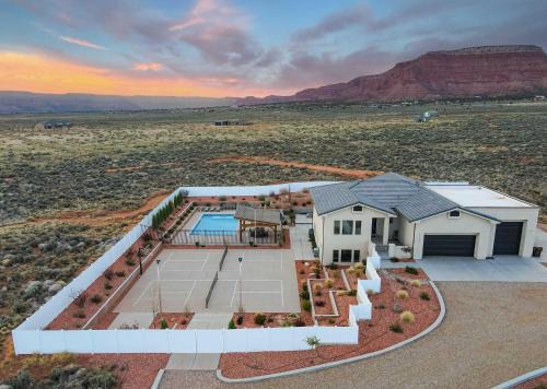 Lux Kanab Home with Pool Hot Tub Pickleball Courts