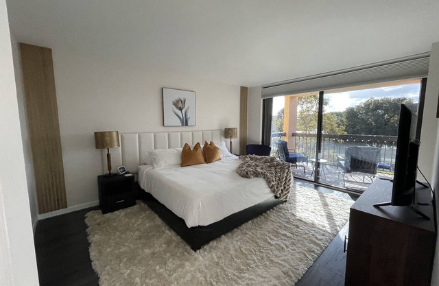 Lux King Bed Suite, Modern Condo Delray Beach. DRClub - 40% Off Fall & Holidays