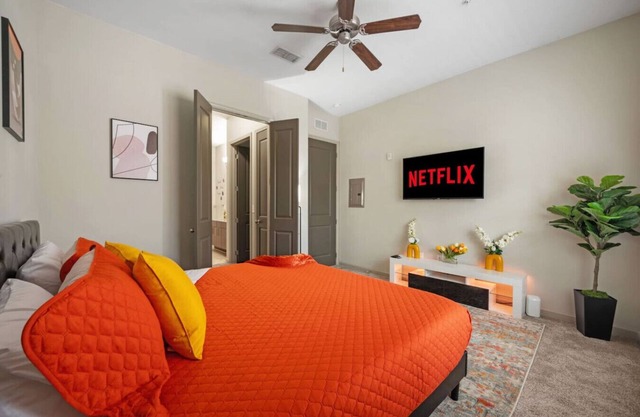 Lux King Suite 1 mile to Truist Park, Battery