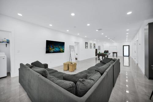 Lux Modern 4BR Villa with Pool in Miami