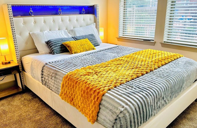 Lux Modern Apartment with Pool View & Prime Location in vibrant Frisco