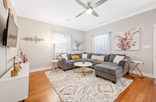 * Lux Modern Retreat * Downtown * King Beds *