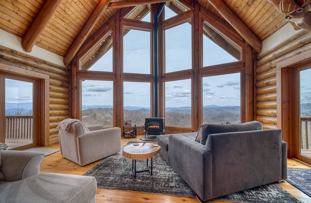 Lux/Private Cabin-PanoramicMntVIEWS-HotTub,Wd Stove,Firepl/Pit,GmRoom,FencedYard