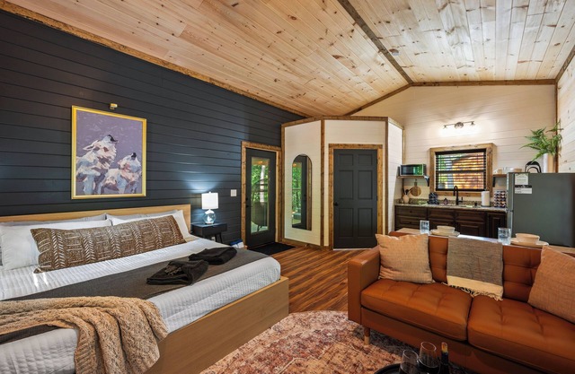Lux Romantic Cabin I King Bed I Hot Tub I Fire Pit I Fast WiFi