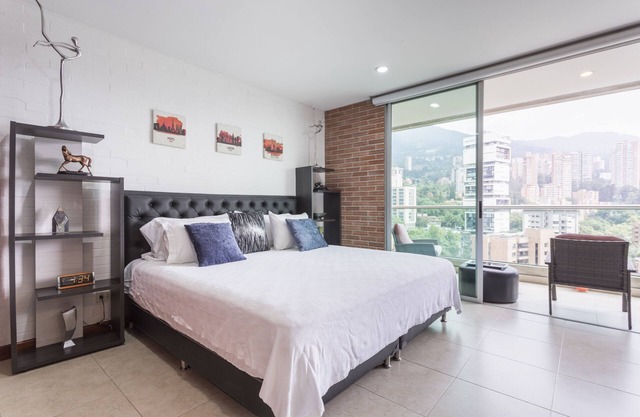 LUX STUDIO GUEST PERMITTED BLUX BEST LOCATION POBLADO, KING BED, LARGE BALCONY
