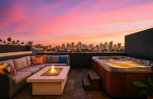 LUX TRI LEVEL HOME Rooftop Jacuzzi ✈Jetliner Views