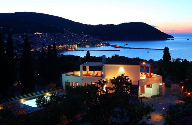 Lux!view!6prs.10min city, port, taxi frm Skiath, NO car, freetour with our boat