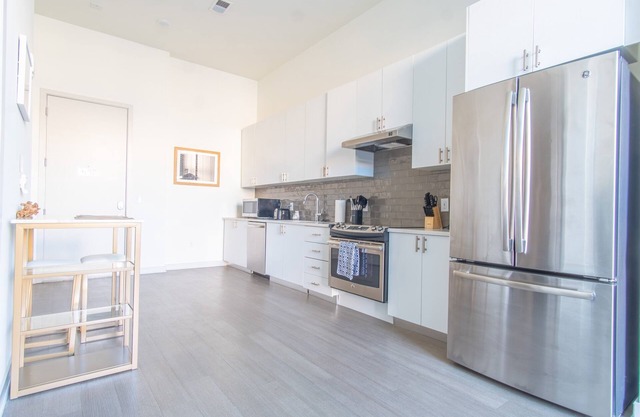 Luxe 1BR *Free Garage Parking* | Pool + Gym A