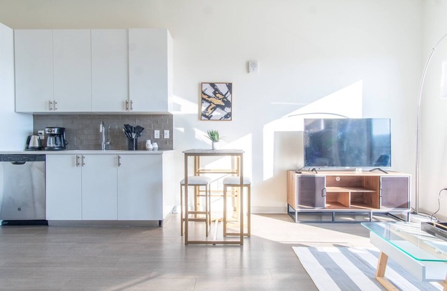 Luxe 1BR King *Free Garage Parking* | Pool + Gym B