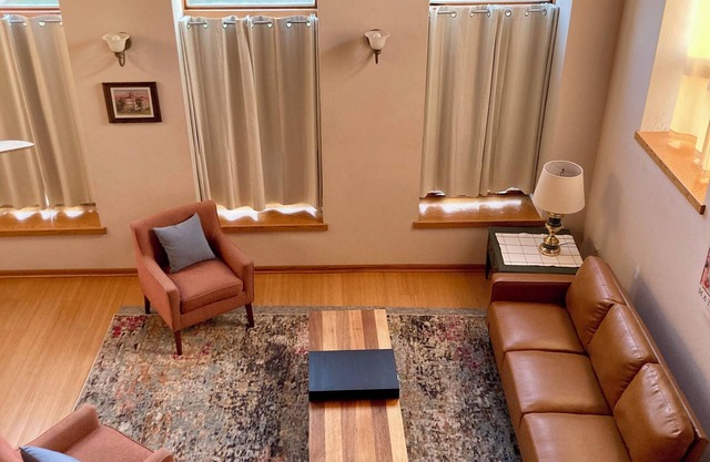Luxe 2-bedroom apartment downtown, "Sigourney Summit"
