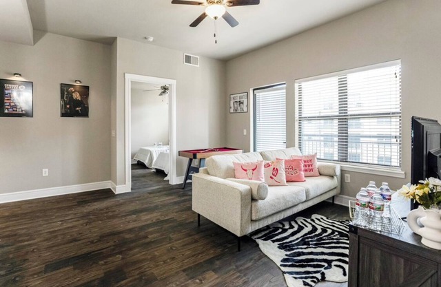 Luxe 2-bedroom apartment in DFW with WiFi, AC, fitness room, & Heated Pool