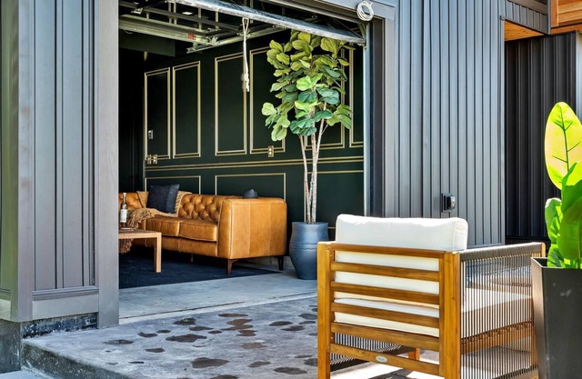 Luxe 2-bedroom House, Firepit, Speakeasy, EV Charger, 1911Beak&Skiff & orchards