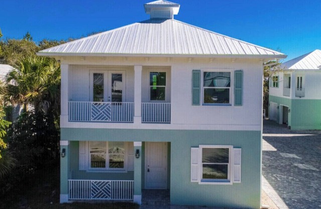 Luxe 2 Bedroom Retreat. 1 block from Inter coastal. Walk to riverfront park.