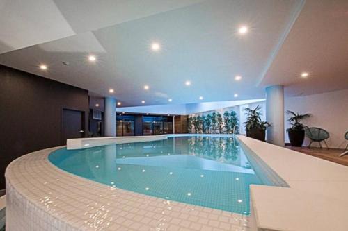 Luxe 2BR Executive Apartment Kingston Pool Parking WiFi BBQ Wine