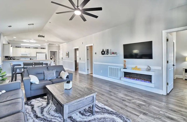 Luxe 3BR Golf Villa Pet-Friendly 5 Mins to Beach Sleeps 8