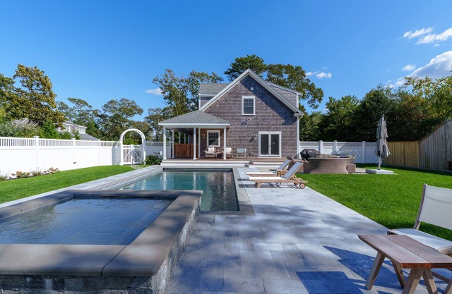 Luxe 4 Bed/4 Ensuite Bath, A/C In-Town Vineyard Haven, Gunite Pool and Spa
