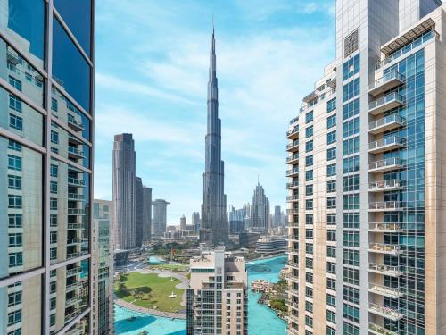 Luxe 4 bedroom Apartment I Burj Khalifa & Fountain Views I Free Gym, Pool, Parking, Wi-Fi and PS5 I by Skyline Serenity