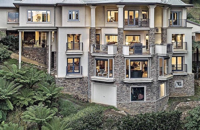 Luxe 4 Level Mansion - Stunning Views
