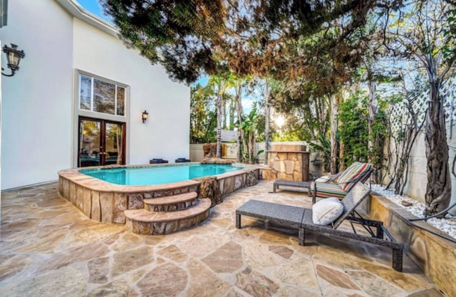 Luxe 5BR Villa w/Pool+Games Room-Amazing Location!