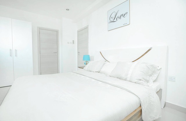 Luxe Apt Near Airport & Mall w/Rooftop Pool, Gym Studio and Free & Fast Wifi