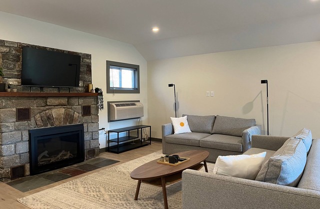 Luxe Berkshires Ski Retreat w/Fireplace, King Bed, Chef's Kitchen, Washer/Dryer