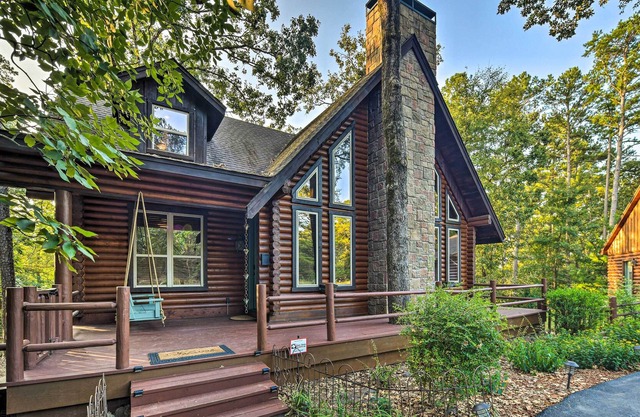 Luxe Cabin w/ 2 Decks; 3 Blocks to Golfing!