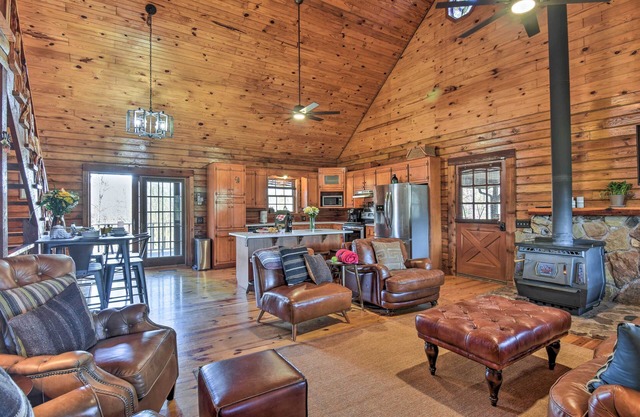 Luxe Cabin w/Hot Tub on 5 Acres in Pearcy!