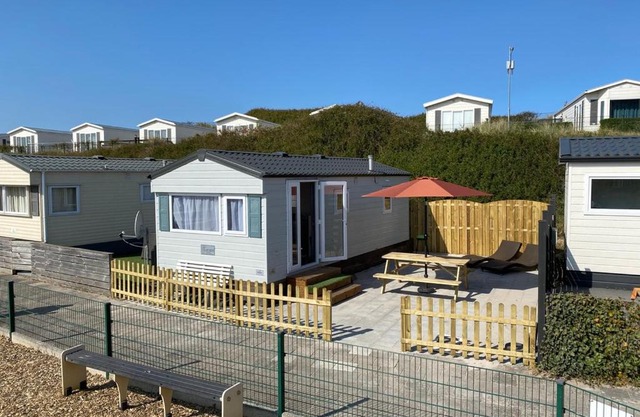 Luxe Chalet op camping Duindoorn, IJmuiden aan Zee, in de buurt van F1 circuit Zandvoort en Bloemendaal op loopafstand strand
