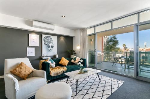 Luxe Chic 3bd Apt City Skyline Views