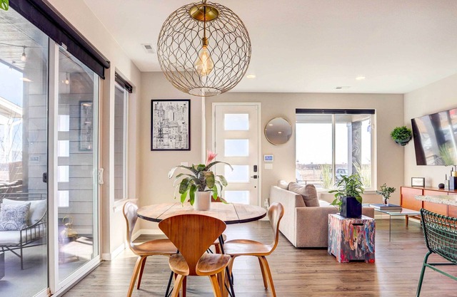 Luxe Commerce City Home, 7 Mi to Downtown!