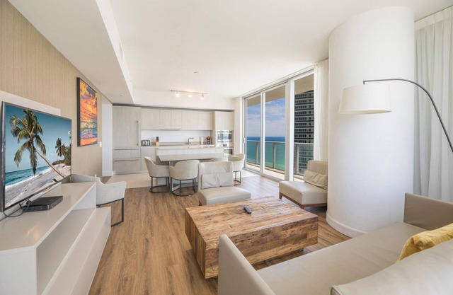Luxe Condo Oceanview on the 24th Floor