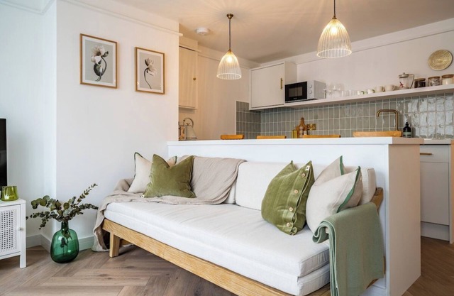 Luxe Contemporary Cotswold Pad - heart of Stow