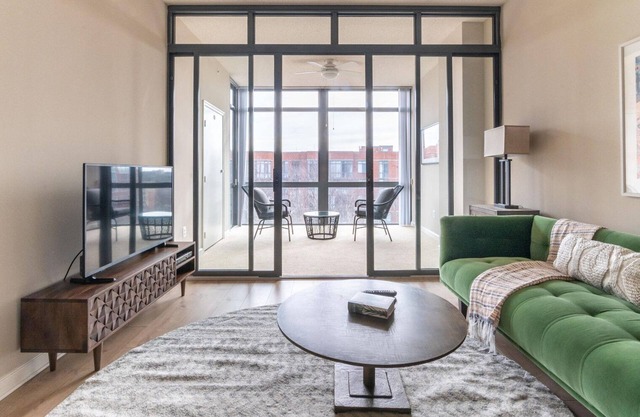 Luxe Court House 1BR w/Pool & W/D, nr Landmarks & Dining, by Blueground