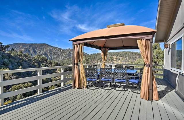 Luxe Escape w/Decks, Mtn Views, Game Room!