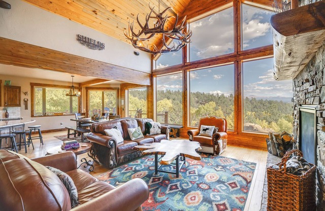 Luxe Florissant Home w/Pikes Peak Views!