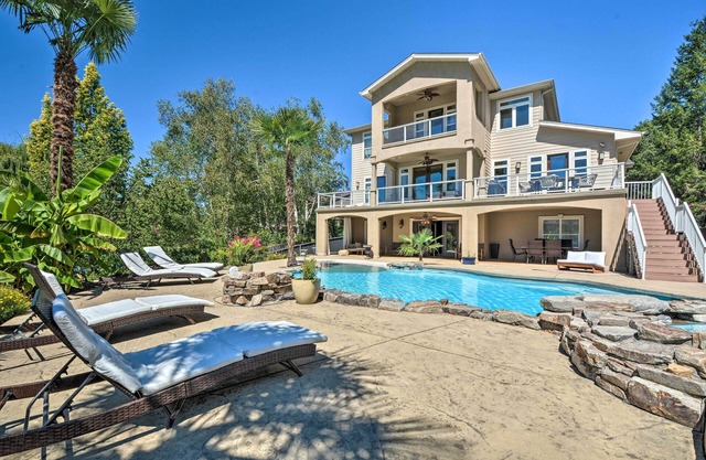 Luxe Getaway w/Riverfront Views in Grants Pass!